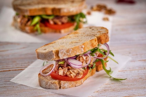 Przepis na Kanapka z tuńczykiem, pomidorem i cebulą Kanapka z tuńczykiem, pomidorem i cebulą