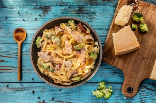 Przepis na Makaron z indykiem i brokułami  Makaron z indykiem i brokułami