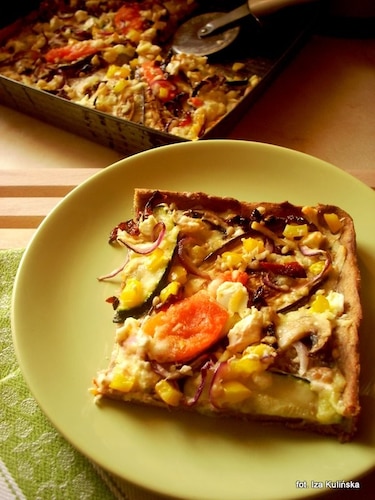 Pizza chlebowa pełnoziarnista z warzywami i serem