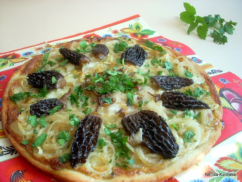 Pizza z cebulą i smardzami 