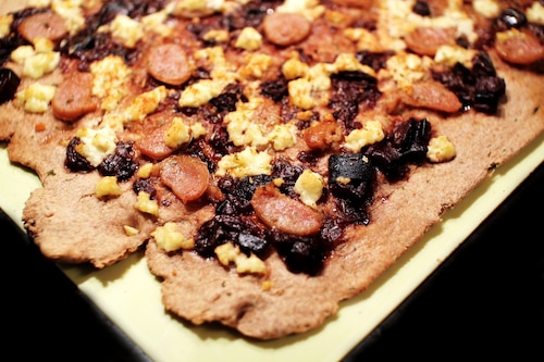 Pizza z chutneyem porzeczkowym, kozim serem, kiełbasa i tymiankiem