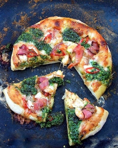 Przepis na Pizza z krewetkami, pesto i prosciutto Pizza z krewetkami, pesto i prosciutto