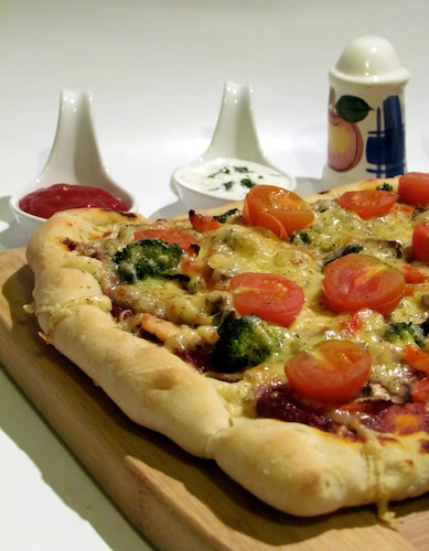 Pizza z kurczakiem i brokułami