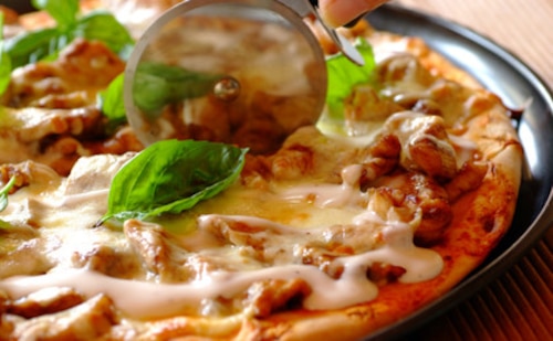 Pizza z kurczakiem i serem pleśniowym