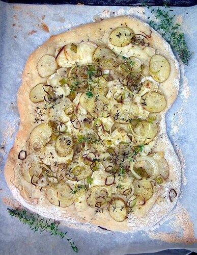 Pizza z porem, ziemniakami i brie