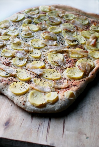 Przepis na Pizza z sosem śmietanowo - grzybowym, ziemniakami i boczkiem Pizza z sosem śmietanowo - grzybowym, ziemniakami i boczkiem