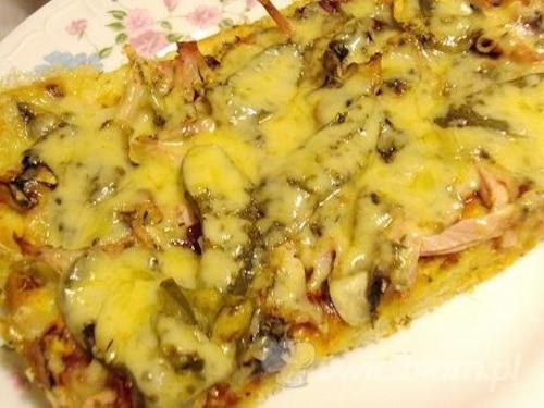 Pizza z szynką i pieczarkami