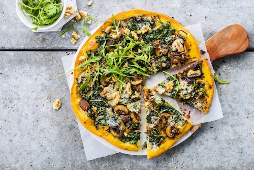 Przepis na Pizza ze słodkimi ziemniakami, serem gorgonzola i szpinakiem Pizza ze słodkimi ziemniakami, serem gorgonzola i szpinakiem