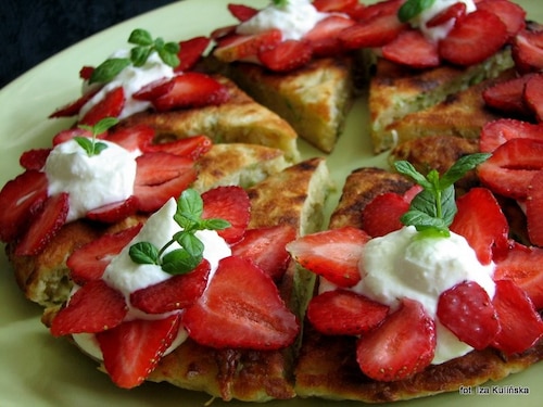 Przepis na Placek akacjowy z twarożkiem i truskawkami Placek akacjowy z twarożkiem i truskawkami