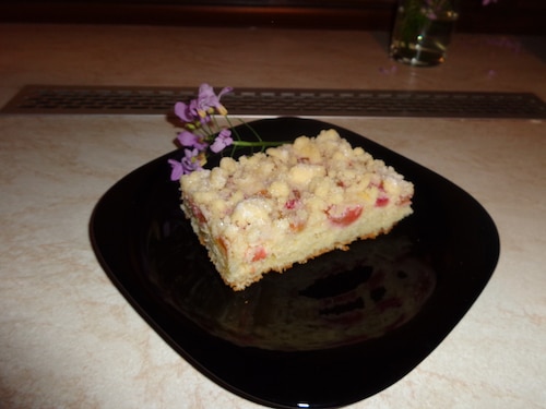 Placek drożdżowy z rabarbarem