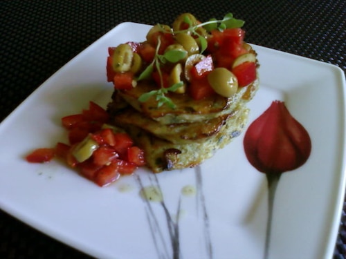 Przepis na Placki cukiniowo ziemniaczane z ziołami i salsą Placki cukiniowo ziemniaczane z ziołami i salsą