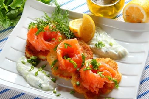 Przepis na Placki z sosem tzatziki i wędzonym łososiem Placki z sosem tzatziki i wędzonym łososiem