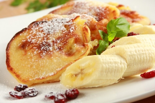 Placki z suszoną żurawiną i bananem 