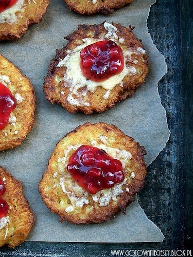 Placki ziemniaczane z oscypkiem i żurawiną 
