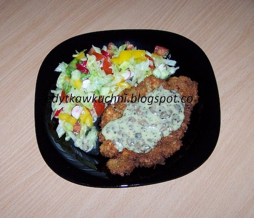 Placki ziemniaczane z sosem pieczarkowym i sałatką