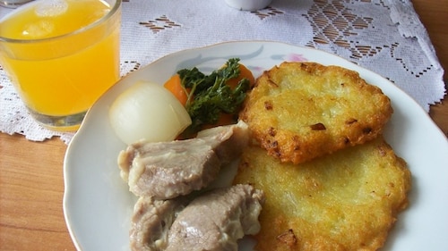 Placuszki ziemniaczane z wołowinką w sosie chrzanowym