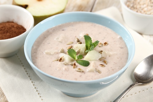 Płatki gryczane z jogurtem naturalnym i gruszką