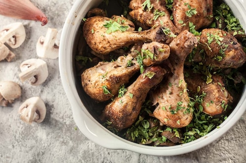 Przepis na Pieczone podudzia z pieczarkami i szalotką Pieczone podudzia z pieczarkami i szalotką