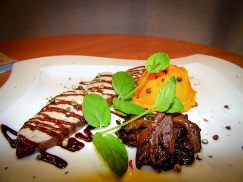 Polędwica wieprzowa duszona w czerwonym winie z puree dyniowym oraz pikantnym...