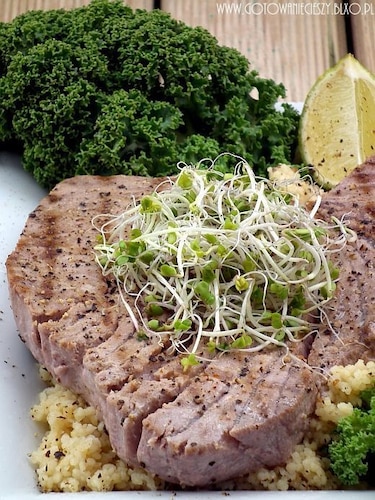 Polędwica z tuńczyka z kuskusem curry 