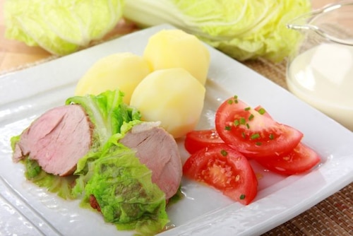 Przepis na Duszona polędwiczka wieprzowa w liściach kapusty Duszona polędwiczka wieprzowa w liściach kapusty