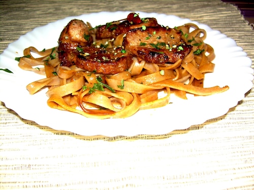 Przepis na Polędwiczki cielęce w zielonym pieprzu na makaronie razowym Polędwiczki cielęce w zielonym pieprzu na makaronie razowym