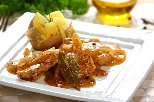 Przepis na Polędwiczki wieprzowe duszone z cebulą i musztardą Polędwiczki wieprzowe duszone z cebulą i musztardą