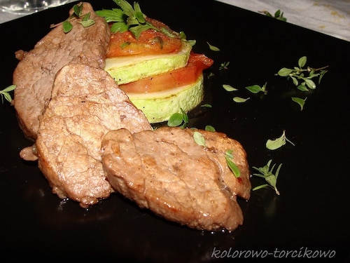 Przepis na Polędwiczki wieprzowe w miodzie i winie Polędwiczki wieprzowe w miodzie i winie