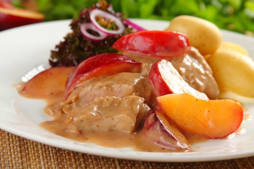 Duszone polędwiczki wieprzowe ze śliwkami