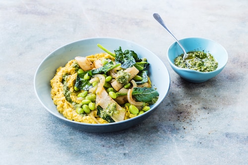 Przepis na Polenta kukurydziana z skorzonerą i pesto z jarmużu Polenta kukurydziana z skorzonerą i pesto z jarmużu