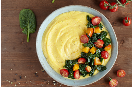 Przepis na Polenta z pomidorami i listkami szpinaku Polenta z pomidorami i listkami szpinaku