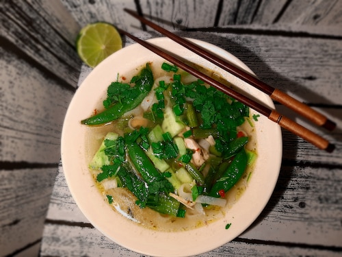 Zupa azjatycka Misz Masz z gotowanym kurczakiem