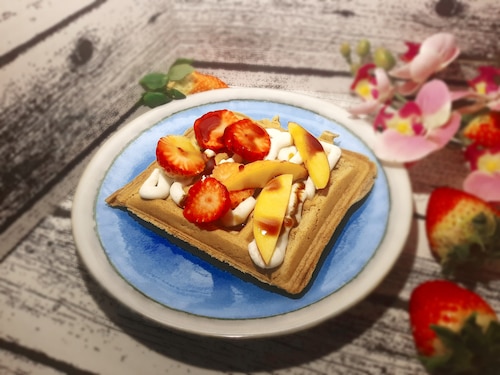 Gofry orkiszowe z kremem kokosowym i owocami