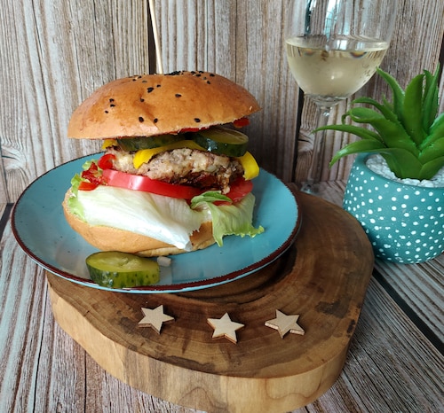 Przepis na Domowy hamburger po śródziemnomorsku Domowy hamburger po śródziemnomorsku