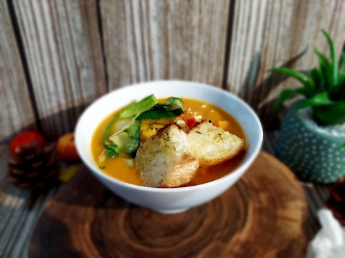 Orzechowy krem z dyni z cukiniowym tagiatelle i salsą mango 