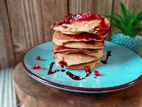 Przepis na Jabłkowe placuszki z syropem klonowym i granatem Jabłkowe placuszki z syropem klonowym i granatem