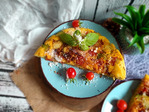 Śródziemnomorski omlet ze smażoną brukselką