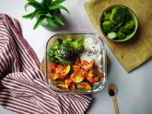 Przepis na Ryż z tofu i zielonymi warzywami w sosie Tikka Masala Ryż z tofu i zielonymi warzywami w sosie Tikka Masala