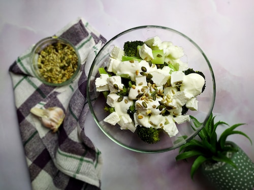 Przepis na Sałatka z brokułami i serem typu feta Sałatka z brokułami i serem typu feta