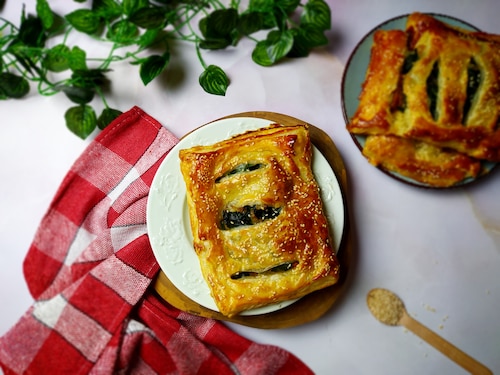 Przekąska wegetariański gyros w cieście francuskim 