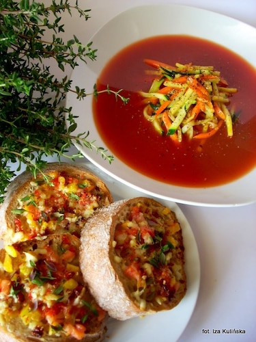 Pomidorowa czysta z warzywami