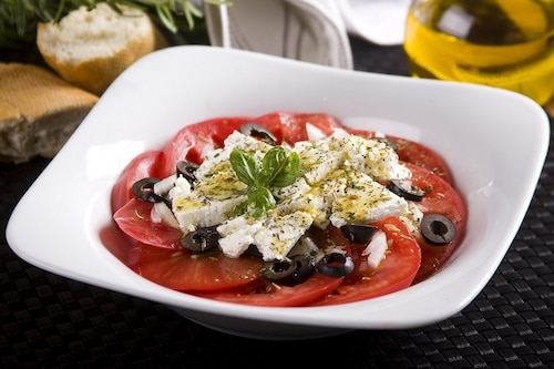 Przepis na Pomidorowa sałatka z owczym serem Pomidorowa sałatka z owczym serem