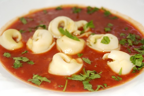 Pomidorowa z duszonymi jarzynami i pierożkami Tortellini