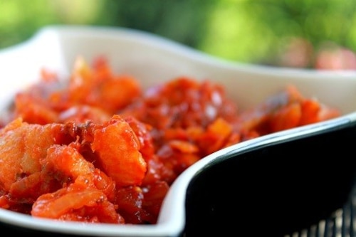 Pomidorowe śledzie z cebulką