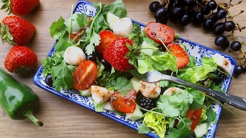 Przepis na Sałatka z owocami i kulkami mozzarelli Sałatka z owocami i kulkami mozzarelli