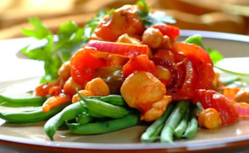 Przepis na Potrawka z kurczaka z ciecierzycą i fasolką Potrawka z kurczaka z ciecierzycą i fasolką