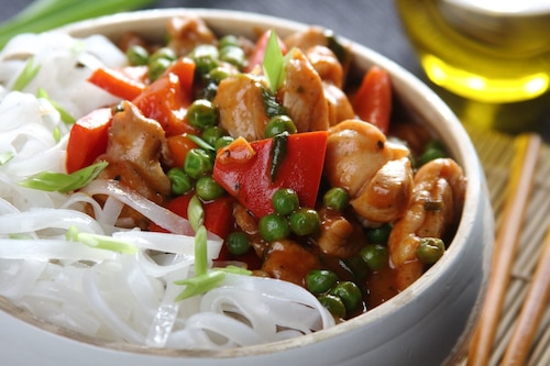 Przepis na Potrawka z kurczaka z dymką i groszkiem po indyjsku Potrawka z kurczaka z dymką i groszkiem po indyjsku