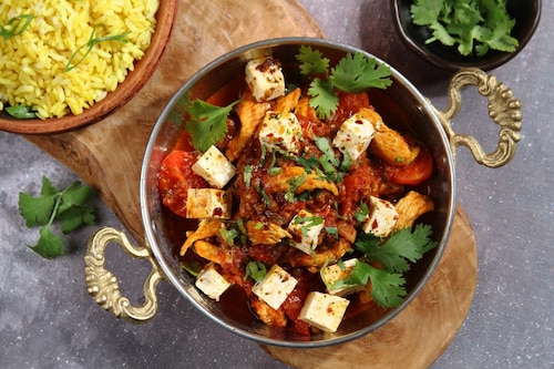 Potrawka z indyka z soczewicą, marynowanym tofu i świeżą kolendrą