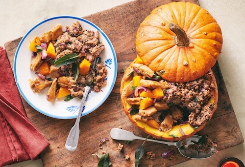 Przepis na Świąteczna wegańska dynia nadziewana szałwią i cebulą Świąteczna wegańska dynia nadziewana szałwią i cebulą
