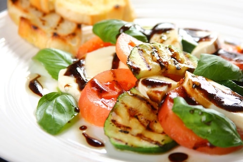 Przepis na Prosta sałatka Caprese z grillowaną cukinią   Prosta sałatka Caprese z grillowaną cukinią